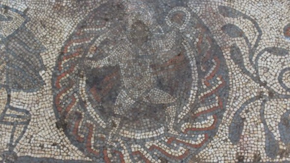 Unlike its somewhat dull name, the Boxford mosaic is vibrant with action. The scenes swirl like a Roman action movie—an eternal battle between the mythical heroes and monsters.Discovered in 2017 in the village of Boxford in England, the tiled wonder stunned archaeologists. Parts were recognizable. Hercules and Bellerophon, who was riding Pegasus, were waging battles with the Chimera and centaurs. Then the recognizable turned unusual.In the corners of the 6-meter-long (20 ft) piece, Cupid, Atlas, and other mythical figures sat inside their own frames. Unlike most Roman mosaics, however, they leaned outside these frames.More intriguingly, the art was outside its usual social class. Mosaics were expensive status symbols, but the Boxford villa was unimpressive and small.
