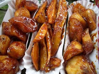 The “cue” in these two street food sweets is derived from “barbecue”, because just like Filipino pork barbecue, they are also served on skewers. Both are made by taking the banana and kamote (sweet potato) and deep frying them with brown sugar, giving them a glistening gold finish.