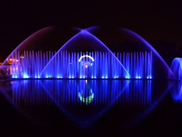 This is the Multimedia Fountain Roshen, an impressive project that had a total cost of $ 1.5 million. It was inaugurated in 2011 and its multimedia shows combine water effects, lasers, 3D projection on the water screen and music; thus some repertoires include: “The Little Prince” by Antoine de Saint-Exupéry, “The Nutcracker” by P. Tchaikovsky and “The Four Seasons: Summer” by Antonio Vivaldi.