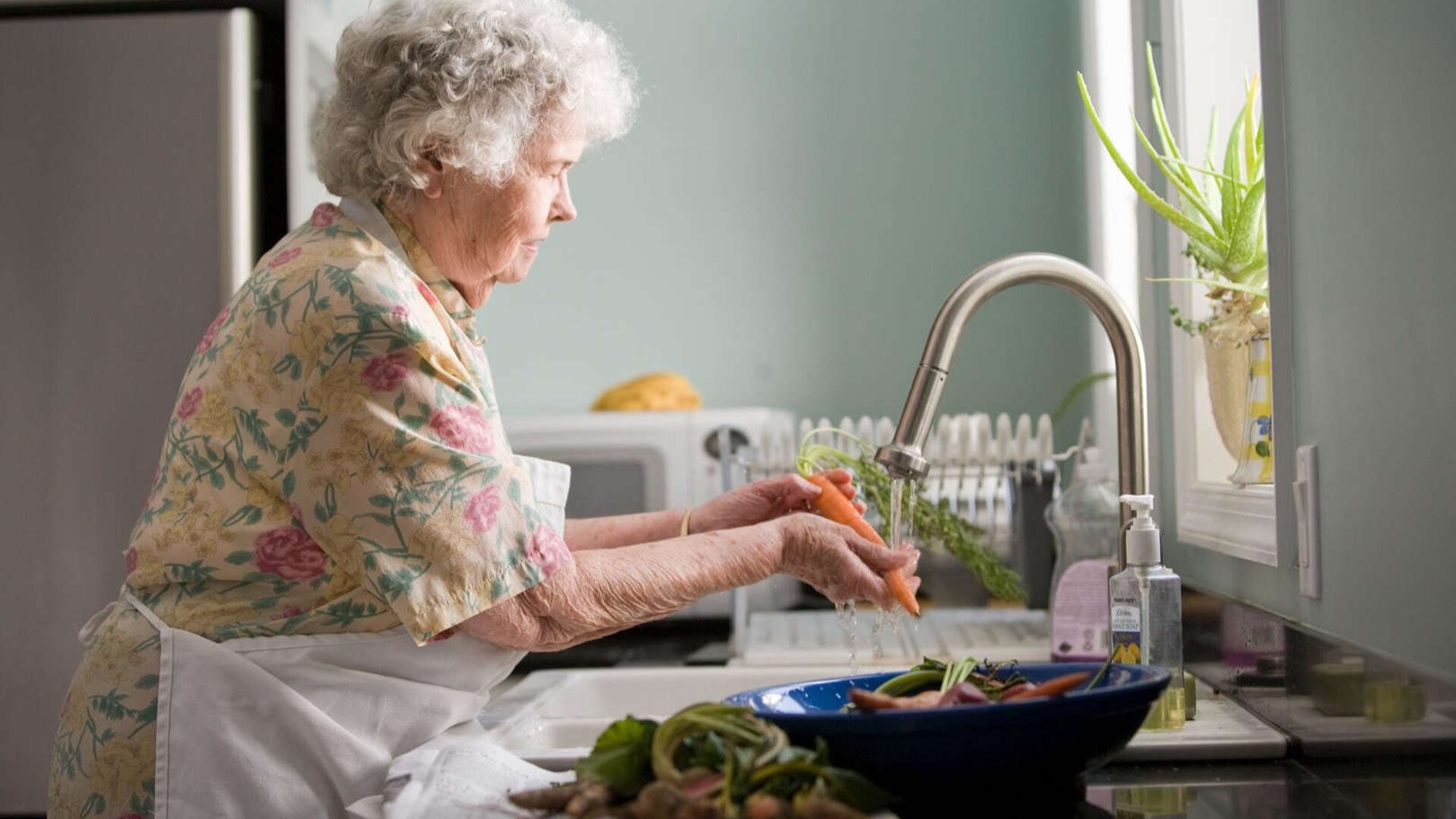 Everyone makes mistakes, but people with dementia may find it increasingly difficult to do things like keep track of monthly bills or follow a recipe ...